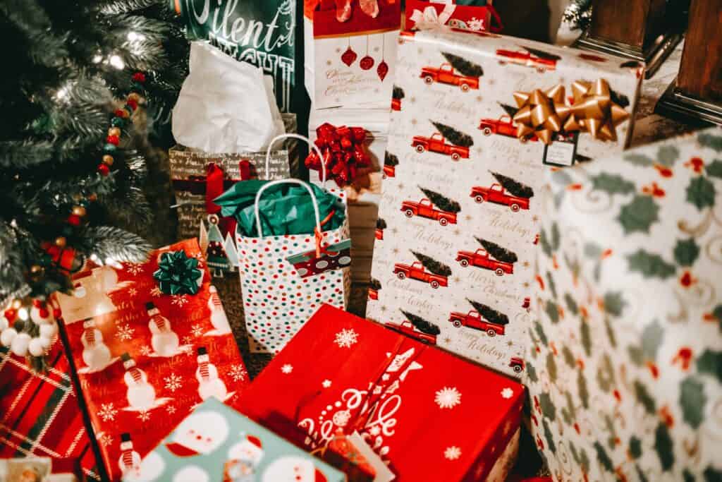 how to organize presents under the tree