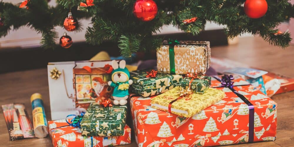how to organize presents under the tree